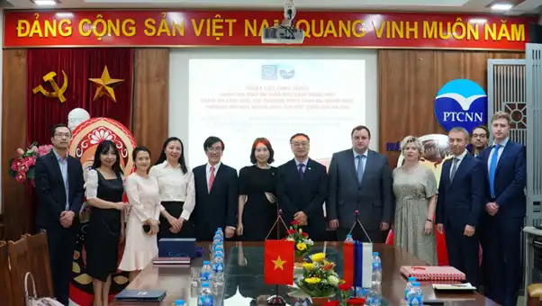 Thứ trưởng Khoa học & Giáo dục Nga thăm THPT Chuyên Ngoại Ngữ 1 thu truong khoa hoc giao duc nga tham thpt chuyen ngoai ngu