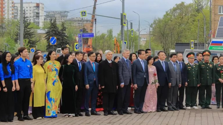 Các tổ chức Đoàn Hội dâng hoa Kỷ niệm 48 năm Giải phóng miền nam 13 cac to chuc doan hoi dang hoa ky niem 48 nam giai phong mien nam