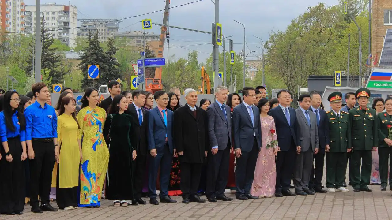 Các tổ chức Đoàn Hội dâng hoa Kỷ niệm 48 năm Giải phóng miền nam 2 cac to chuc doan hoi dang hoa ky niem 48 nam giai phong mien nam