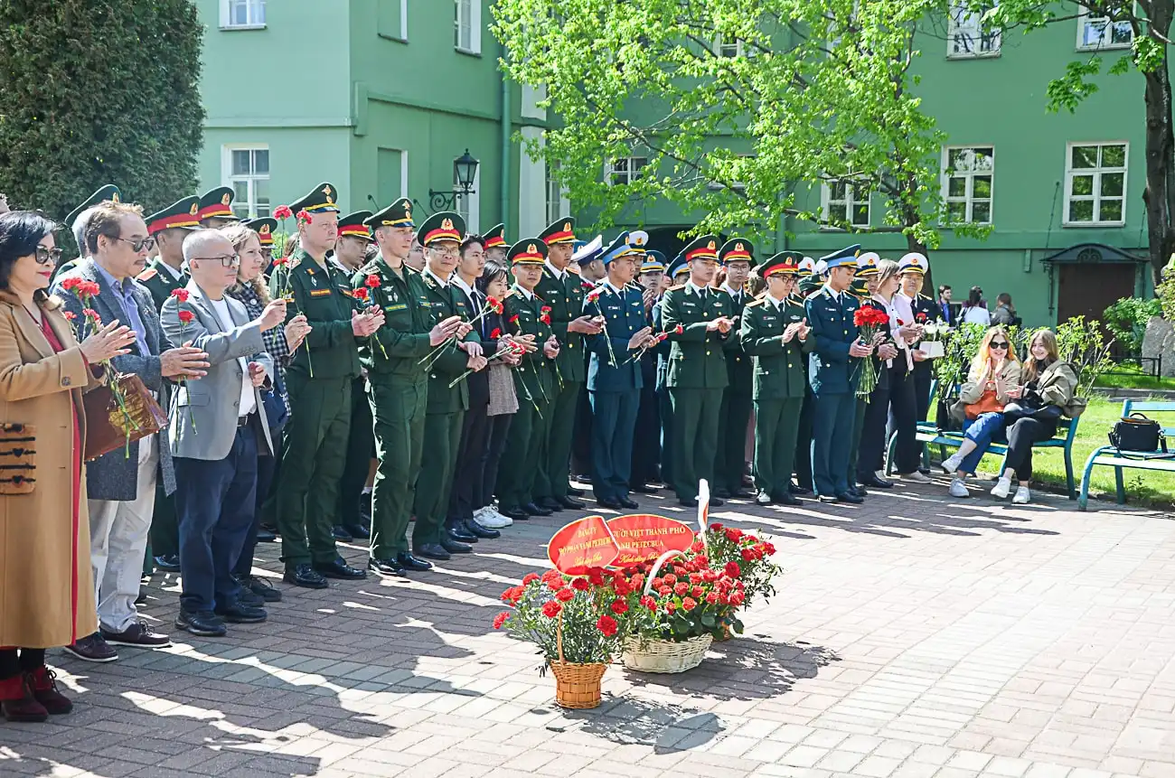 Lễ kỷ niệm 133 năm ngày sinh Chủ tịch Hồ Chí Minh tại ĐHQG St. Petersburg 2 le ky niem 133 nam ngay sinh chu tich ho chih tai dhqg st petersburg