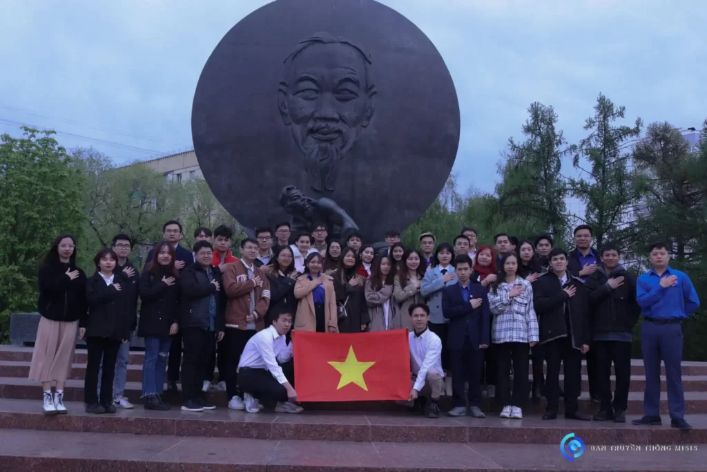 Sinh viên tại Moskva dâng hoa kỷ niệm 48 năm Giải phóng miền Nam 1 sinh vien tai moskva dang hoa ky niem 48 nam giai phong mien nam
