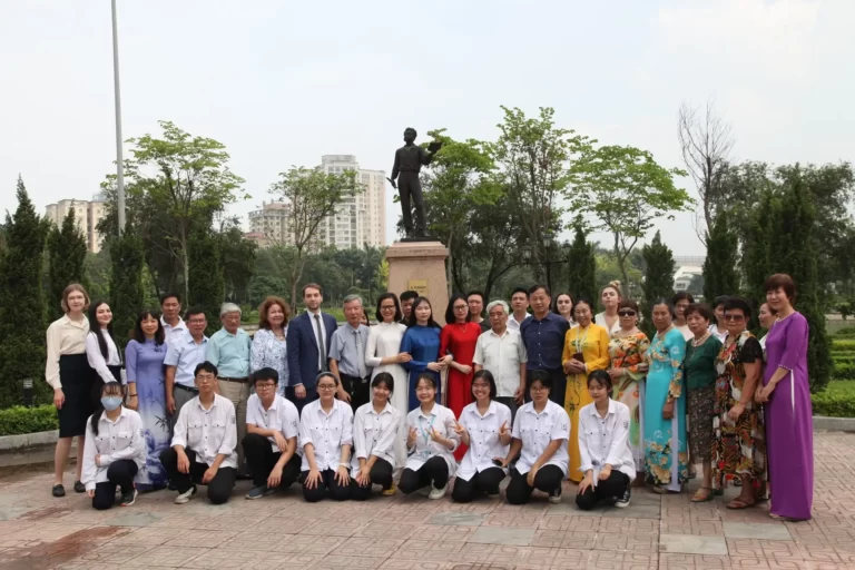 Lễ Dâng hoa kỷ niệm Ngày quốc tế tiếng Nga 2023 tại Hà Nội 3 le dang hoa ky niem ngay quoc te tieng nga 2023 tai ha noi