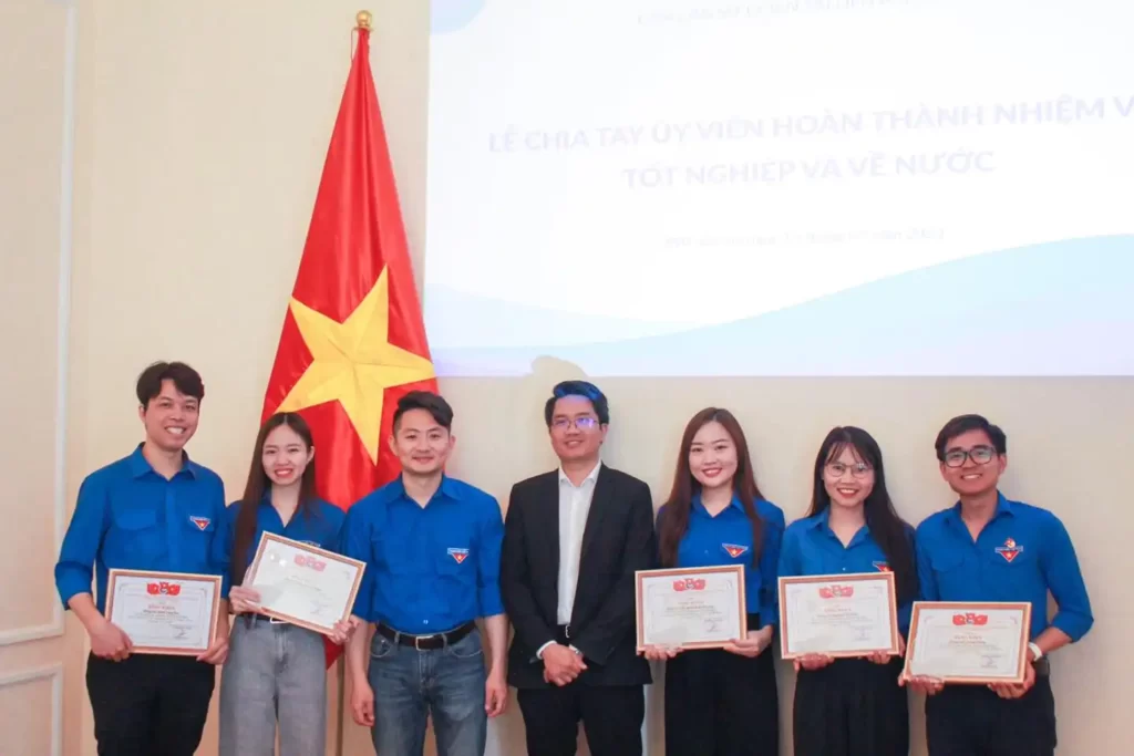 ban can su doan chia tay uy vien tot nghiep ve nuoc nam 2023