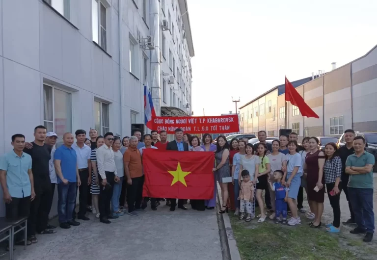 tong lanh su vladivostok tham sinh vien va nguoi viet tai khabarovsk