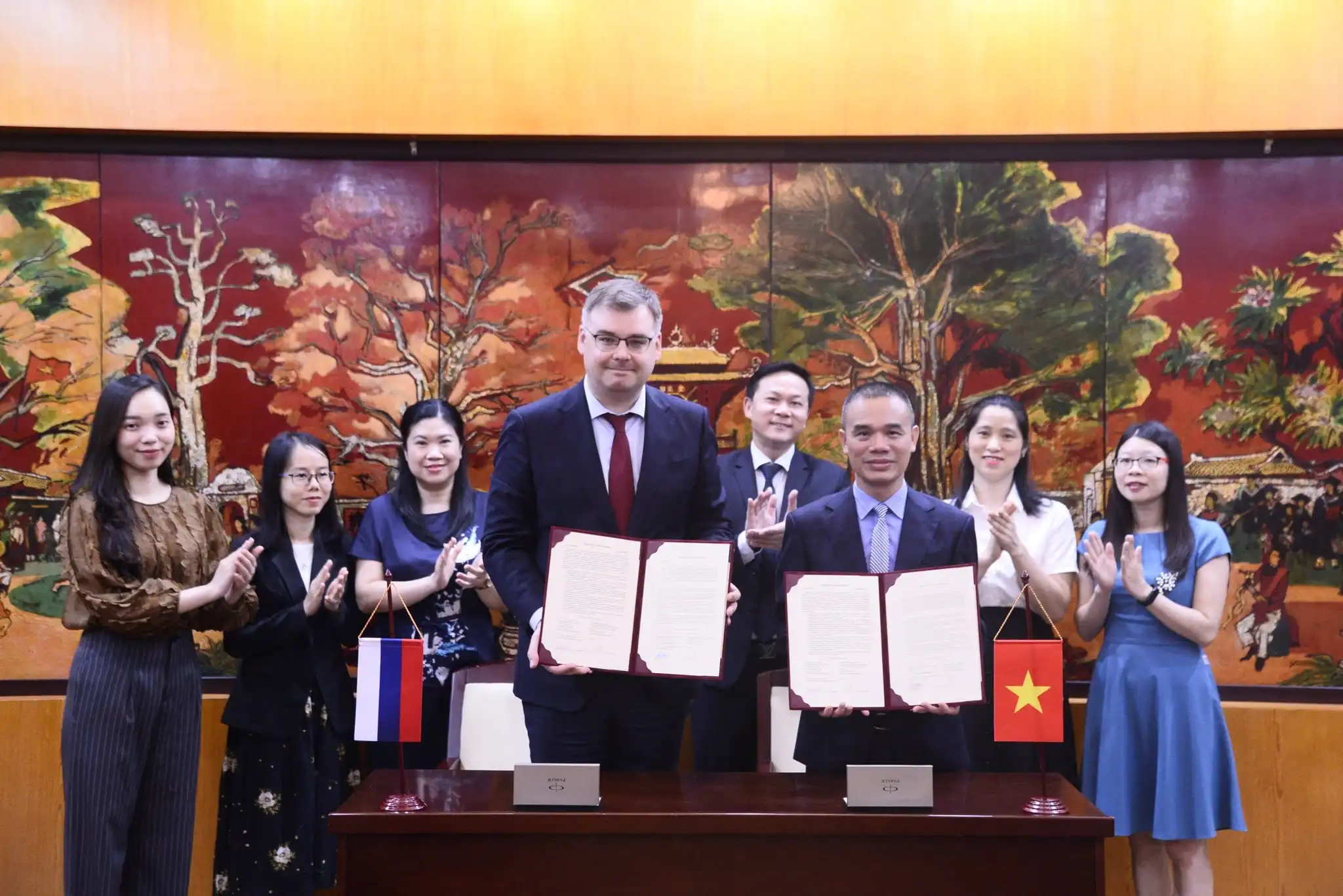 Trường Đại học Hà Nội và Đại học Herzen ký kết Biên bản ghi nhớ hợp tác 2 truong dai hoc ha noi va dai hoc herzen ky ket bien ban ghi nho hop tac