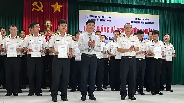 be giang va trao chung nhan boi duong nang luc tieng nga he 2023 cho si quan
