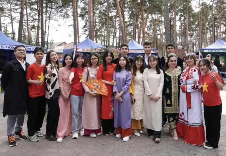 sinh vien viet nam tha du le hoi tra 2023 tai thanh pho zavodoukovsk