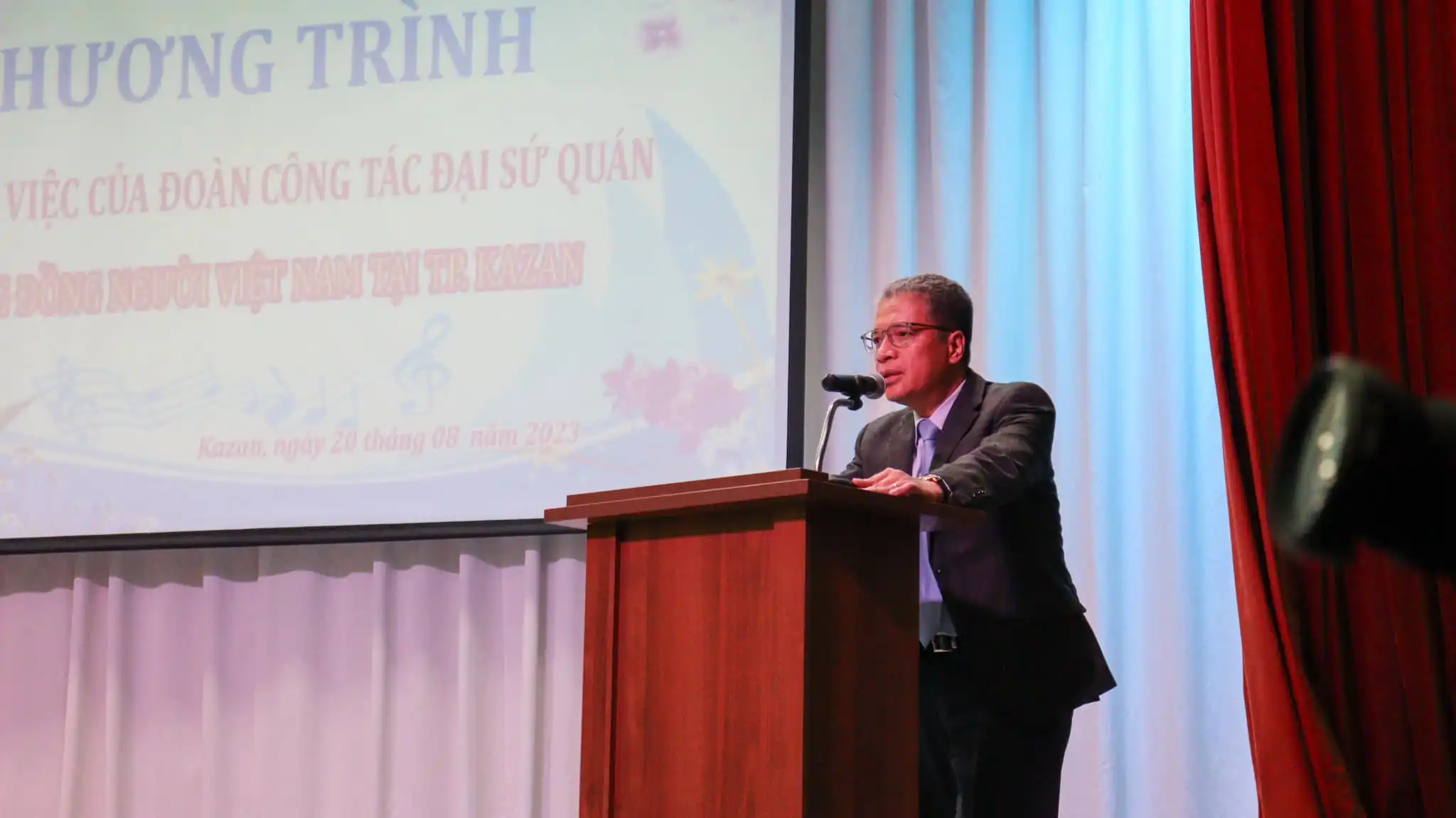 ve buoi cong tac gap go trao huy hieu dang cua dai su quan tai kazan 2023