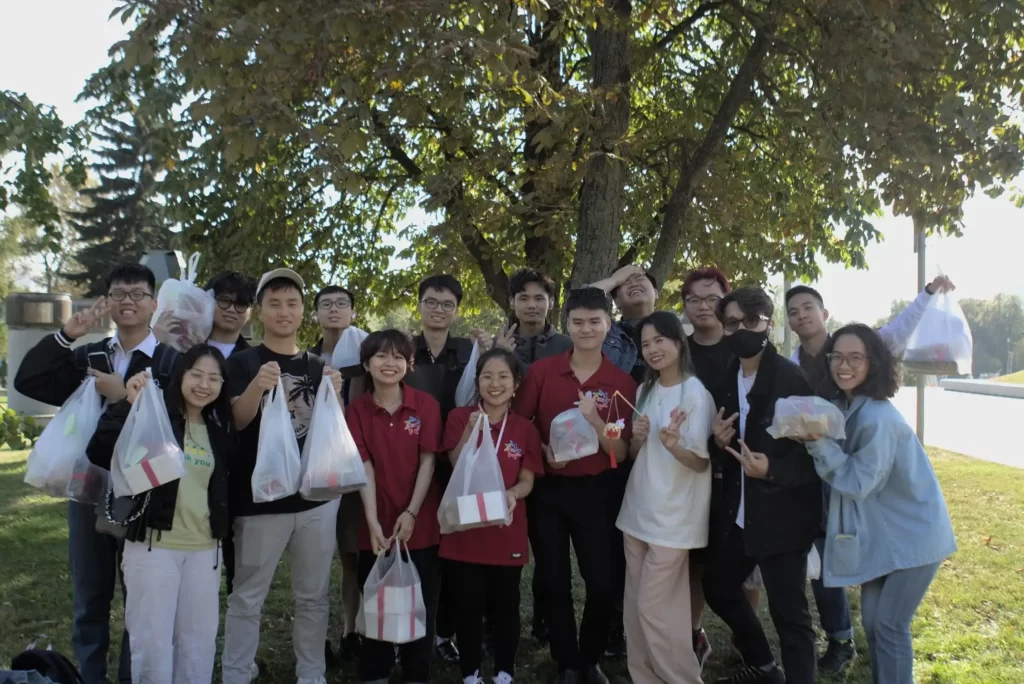 Trung thu tròn vị: Du học sinh Việt lan tỏa Trung thu yêu thương tại Nga 1 trung thu tron vi du hoc sinh viet lan toa trung thu yeu thuong tai nga