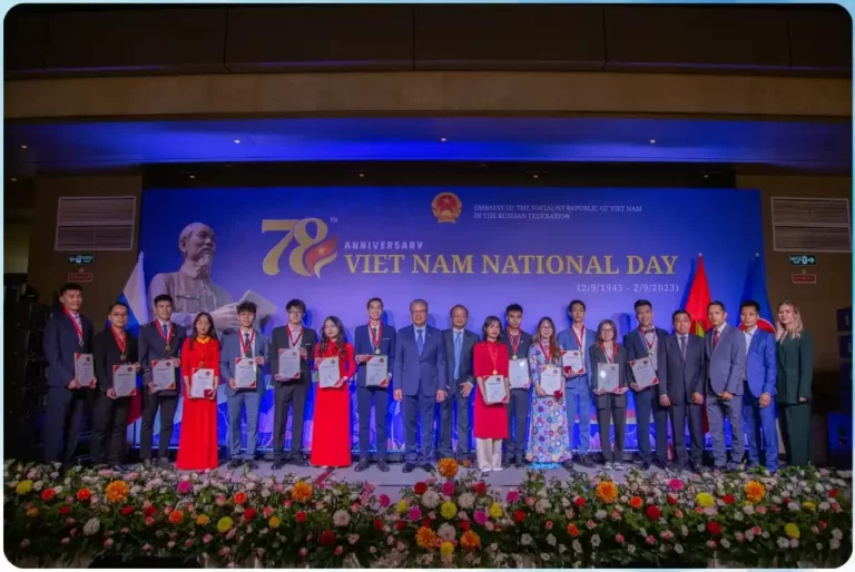 20 sinh vien xuat sac nhan bang khen cua dai su va hoc bong khai sang