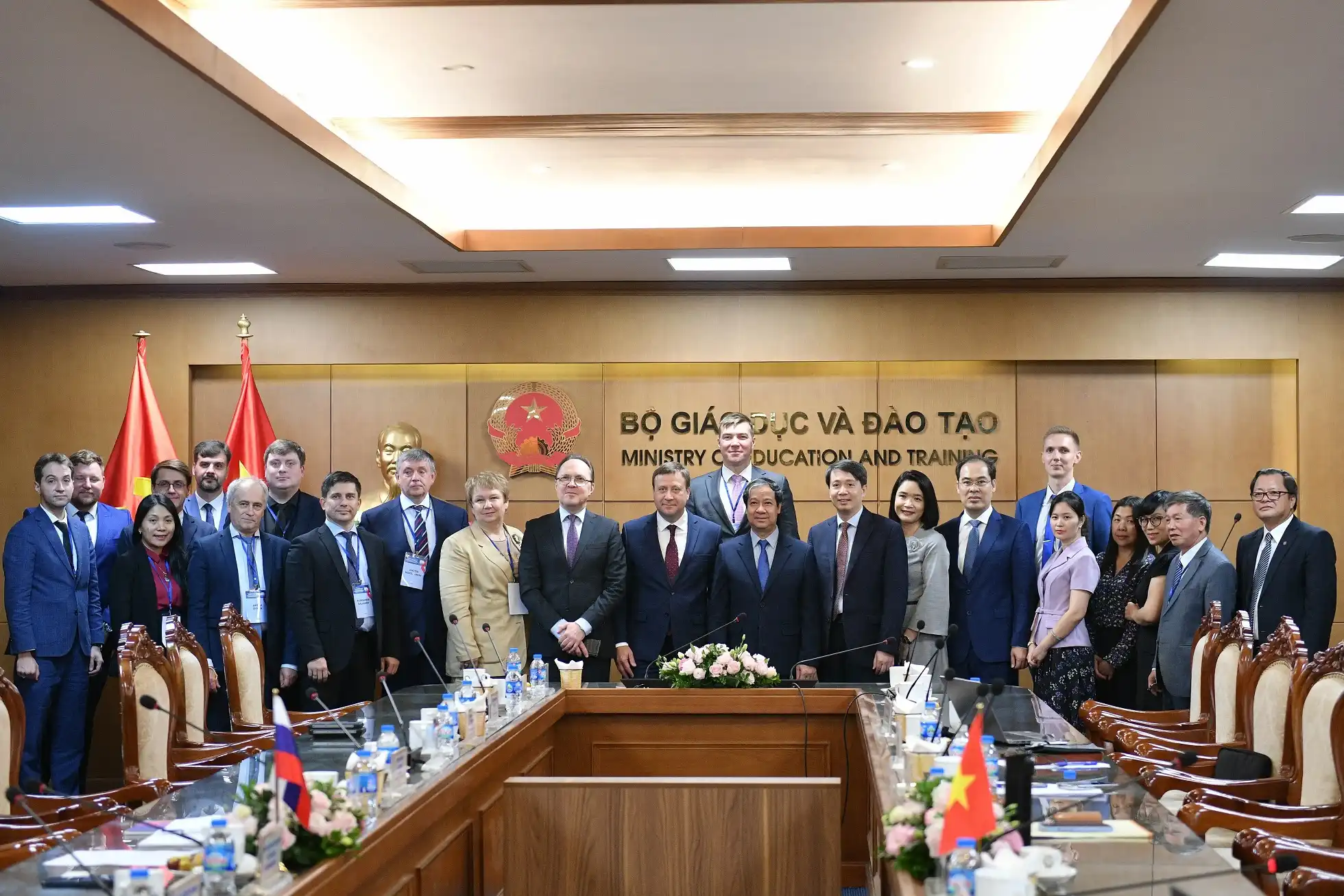 Bộ trưởng Bộ GD&ĐT làm việc với Phó Giám đốc Cơ quan hợp tác Liên bang Nga 2 bo truong bo gddt lam viec voi pho giam doc co quan hop tac lien bang nga