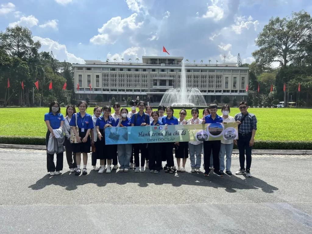 Dinh độc lập và Hành trình địa chỉ đỏ của Sinh viên Khoa Nga HCMUE 1 dinh doc lap va hanh trinh dia chi do cua sinh vien khoa nga hcmue