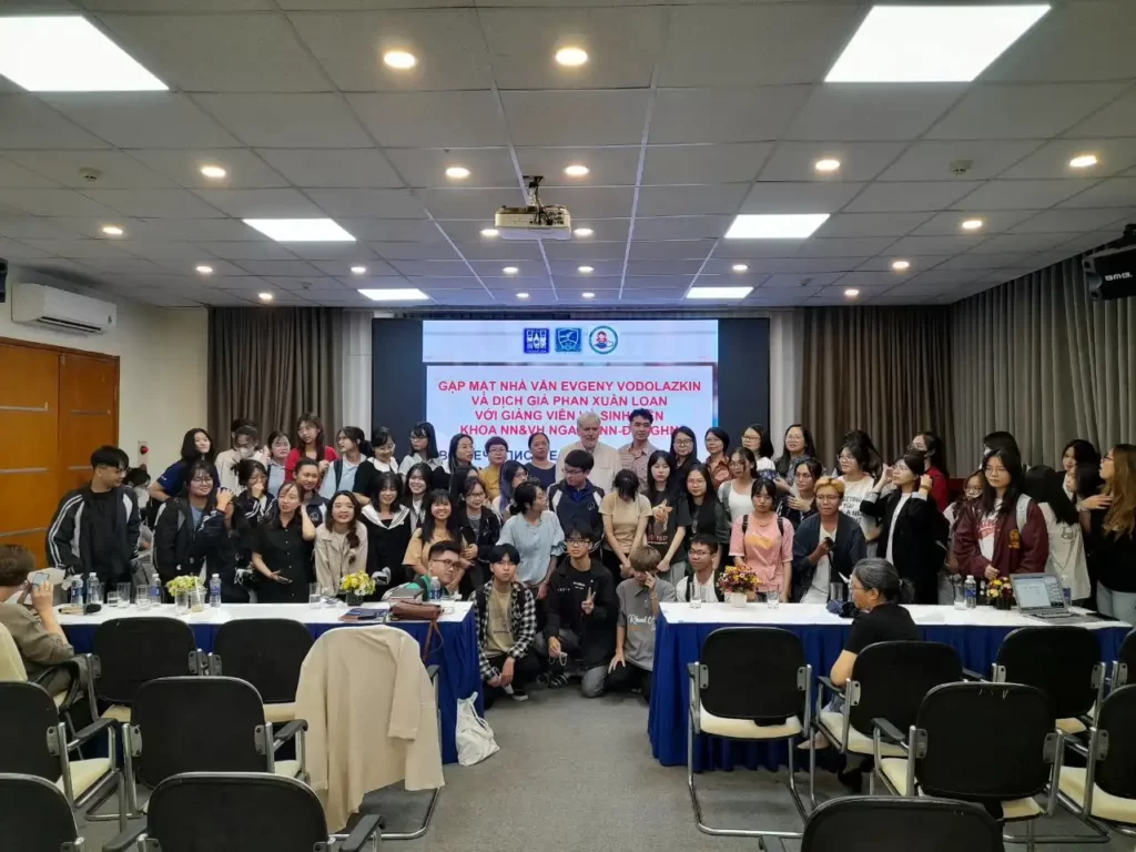 "Đối thoại văn học" giữa sinh viên ULIS và các nhà văn, dịch giả văn học Nga 1 doi thoai van hoc giua sinh vien ulis va cac nha van dich gia van hoc nga