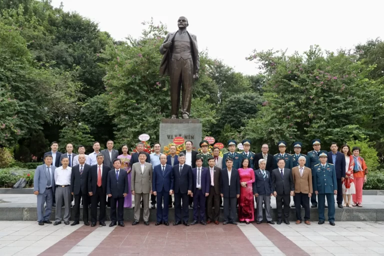 Hội Hữu nghị Việt-Nga dâng hoa kỷ niệm 106 năm Cách mạng Tháng Mười 5 hoi huu nghi viet nga dang hoa ky niem 106 nam cach mang thang muoi