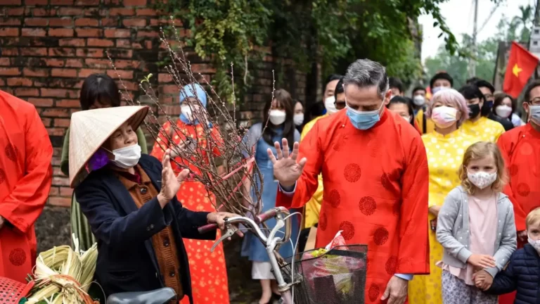 sinh vien su pham tp hcm so sanh tet nga va tet viet