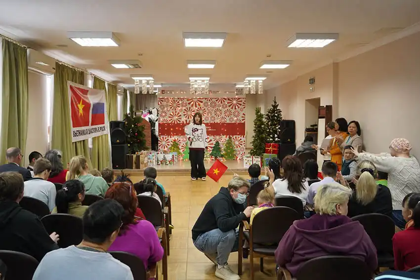 sinh vien viet thien nguyen tai truong tre em khuyet tat moskva
