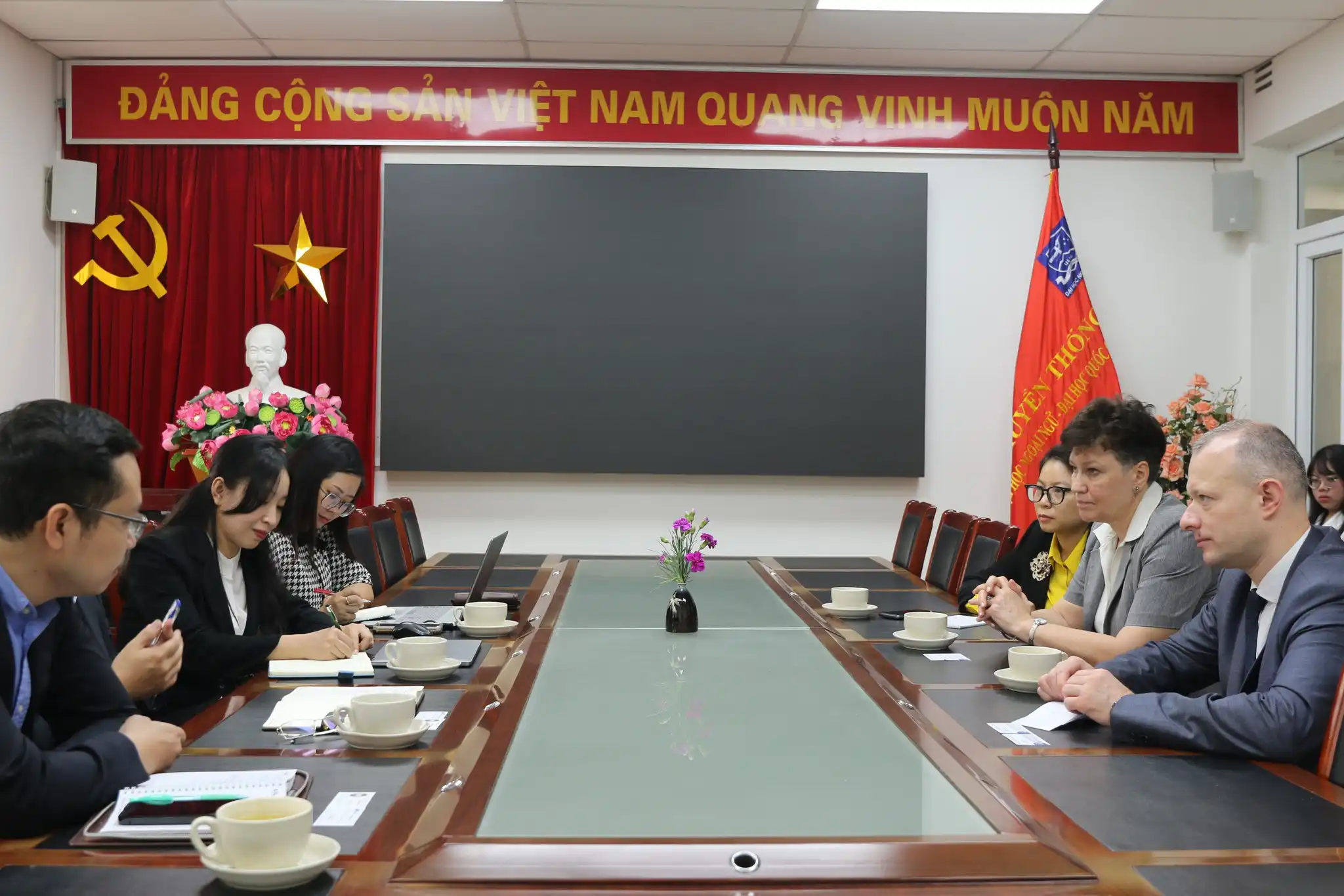 Thảo luận cơ hội hợp tác giữa Đại học ULIS và Đại học Herzen 2 thao luan co hoi hop tac giua dai hoc ulis va dai hoc herzen