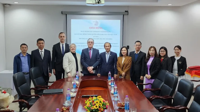 dai su nga tai viet nam den tham truong dai hoc ngoai ngu da nang 1