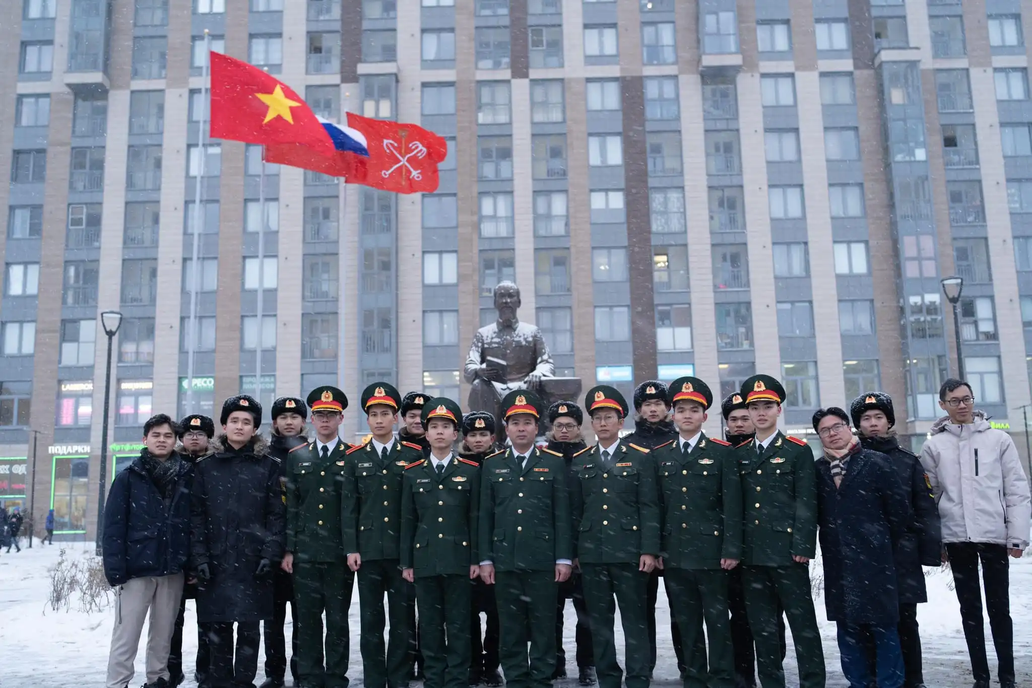 Dâng hoa và Hội nghị trọng thể kỷ niệm 79 năm ngày truyền thông QĐND 2 dang hoa va hoi nghi trong the ky niem 79 nam ngay truyen thong qdnd 1
