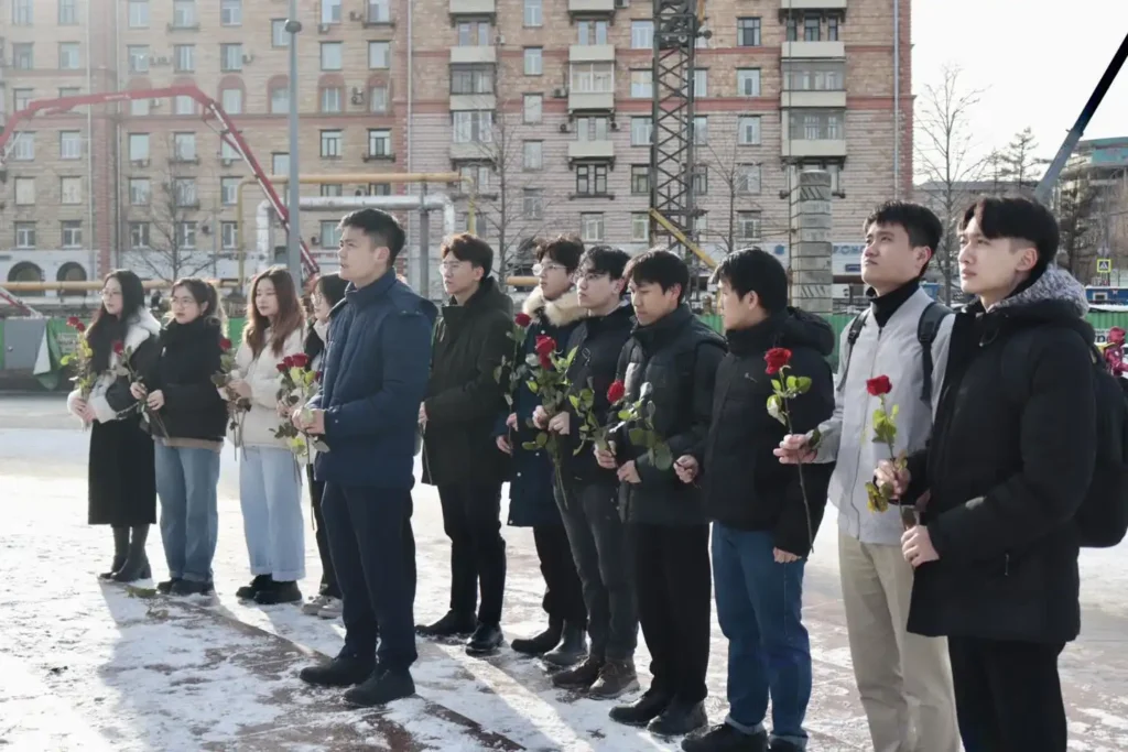 Du học sinh Việt Nam dâng hoa kỷ niệm 94 năm thành lập Đảng 1 du hoc sinh viet nam dang hoa ky niem 94 nam thanh lap dang