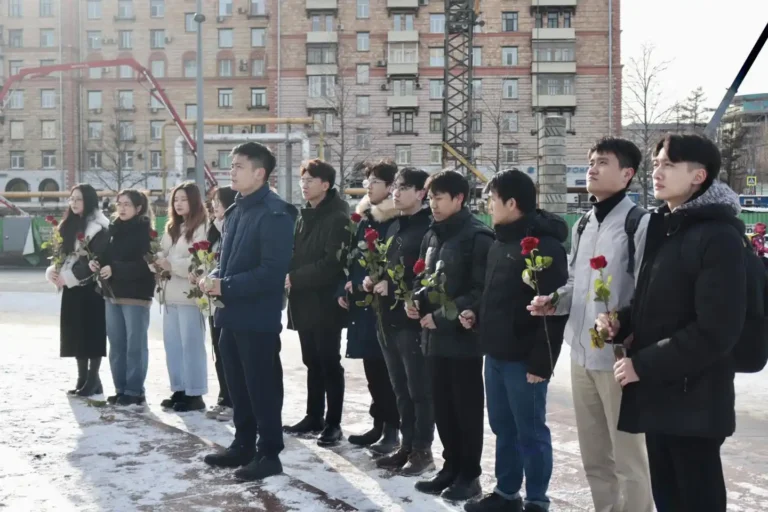 Du học sinh Việt Nam dâng hoa kỷ niệm 94 năm thành lập Đảng 14 du hoc sinh viet nam dang hoa ky niem 94 nam thanh lap dang