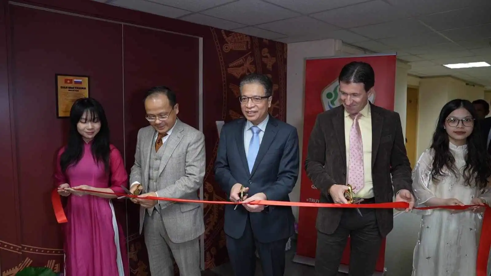 Khai trương Phòng thư viện Việt Nam tại Viện Hàn lâm Khoa học Nga 4 khai truong phong thu vien viet nam tai vien han lam khoa hoc nga 2