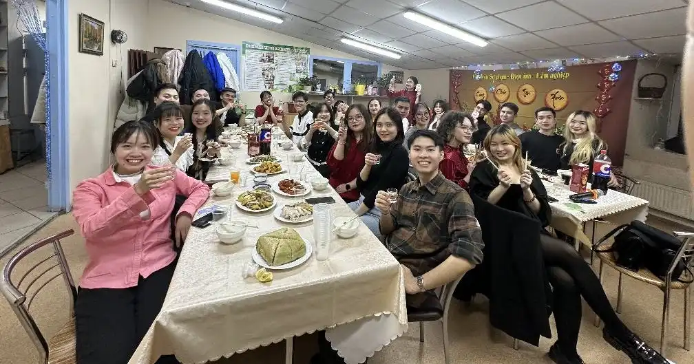 Sinh viên Sư Phạm - Điện Ảnh - Lâm nghiệp Saint liên hoan chào xuân mới 1 sinh vien su pham dien anh lam nghiep saint lien hoan chao xuan moi
