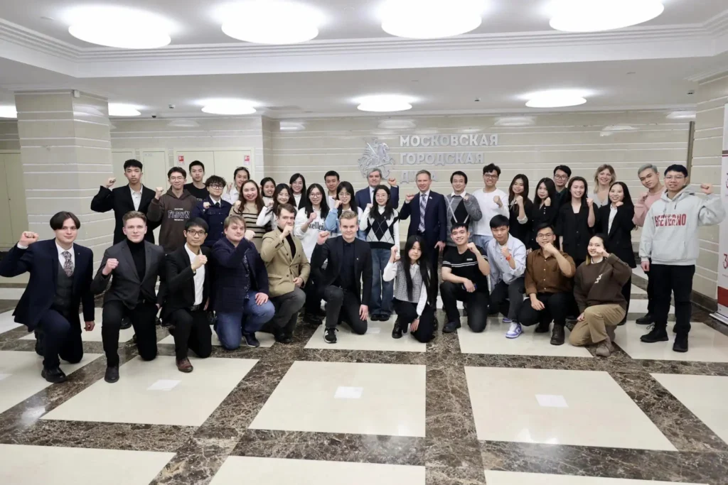 sinh vien viet nam tham quan duma thanh pho moscow dau nam 2024