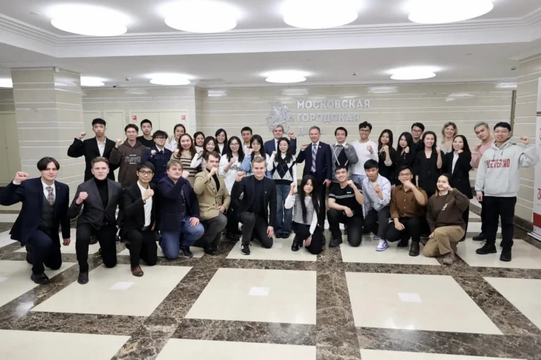 sinh vien viet nam tham quan duma thanh pho moscow dau nam 2024