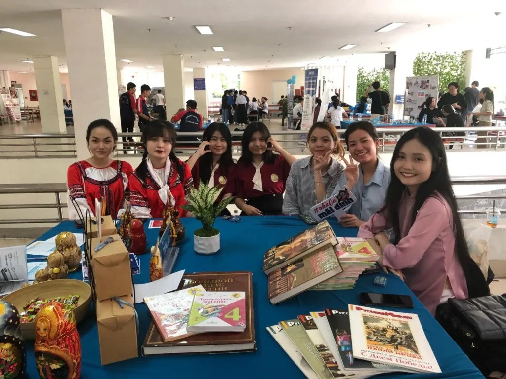 hoc sinh pho thong trai nghiem tai khoa nga dai hoc su pham tphcm