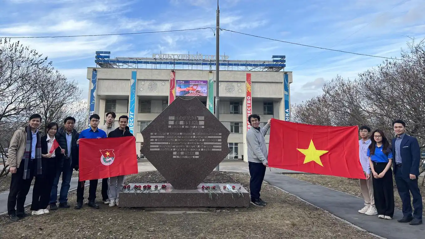 dang hoa ky niem 117 nam ngay sinh co tong bi thu le duan