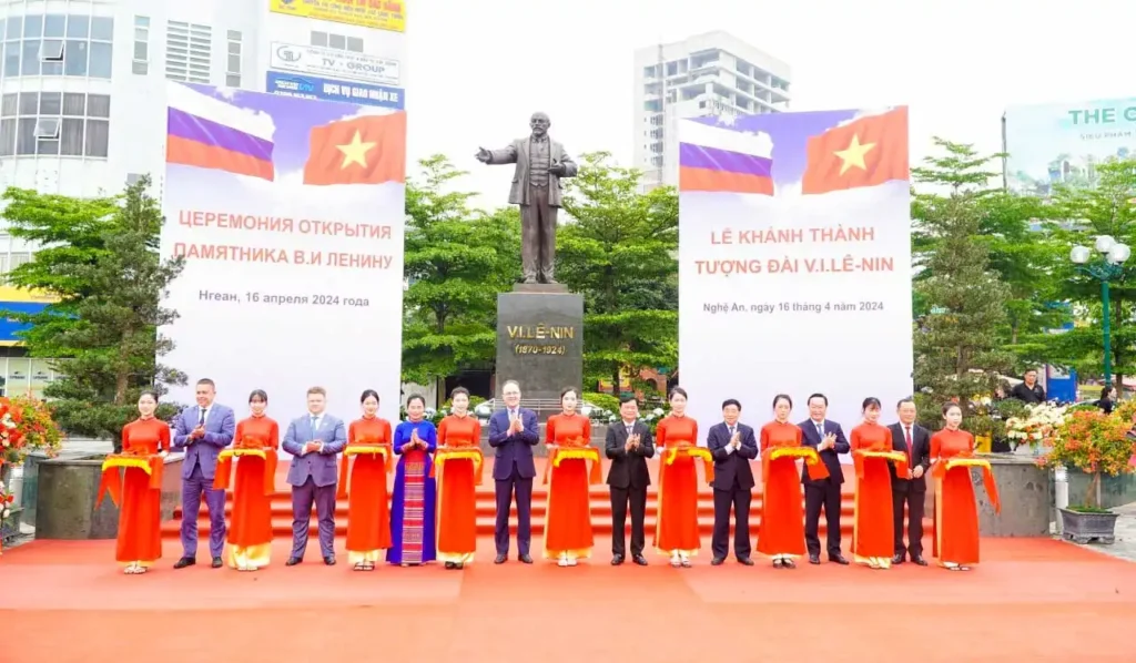 khanh thanh tuong dai lenin o trung tam thanh pho vinh