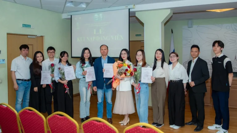 chi bo dang thanh pho kazan ket nap dang vien moi cho du hoc sinh