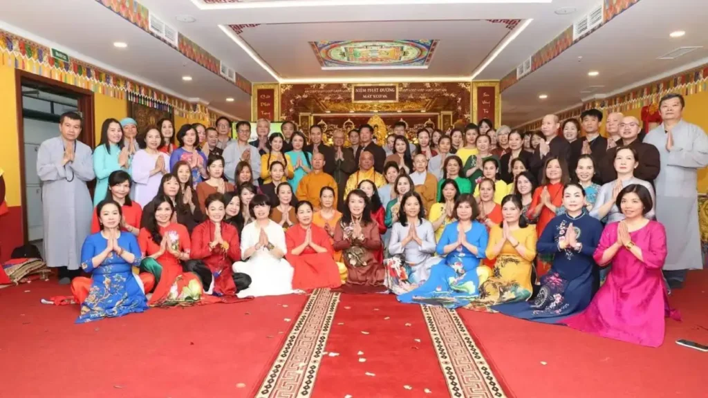 Du học sinh cùng tham dự Lễ Phật Đản tại Liên bang Nga 1 du hoc sinh cung tham du le phat dan tai lien bang nga