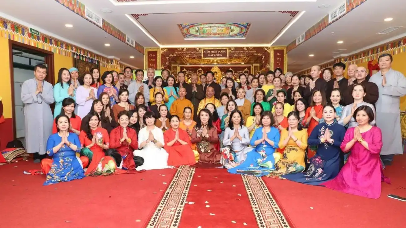 Du học sinh cùng tham dự Lễ Phật Đản tại Liên bang Nga 2 du hoc sinh cung tham du le phat dan tai lien bang nga