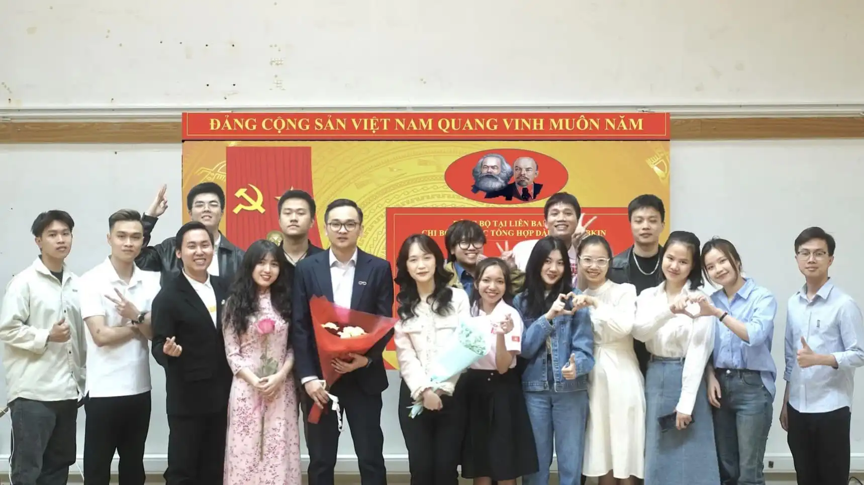 Kết nạp đảng và chuyển đảng cho sinh viên Gubkin và Sư phạm Moscow 2 ket nap dang va chuyen dang cho sinh vien gubkin va su pham moscow