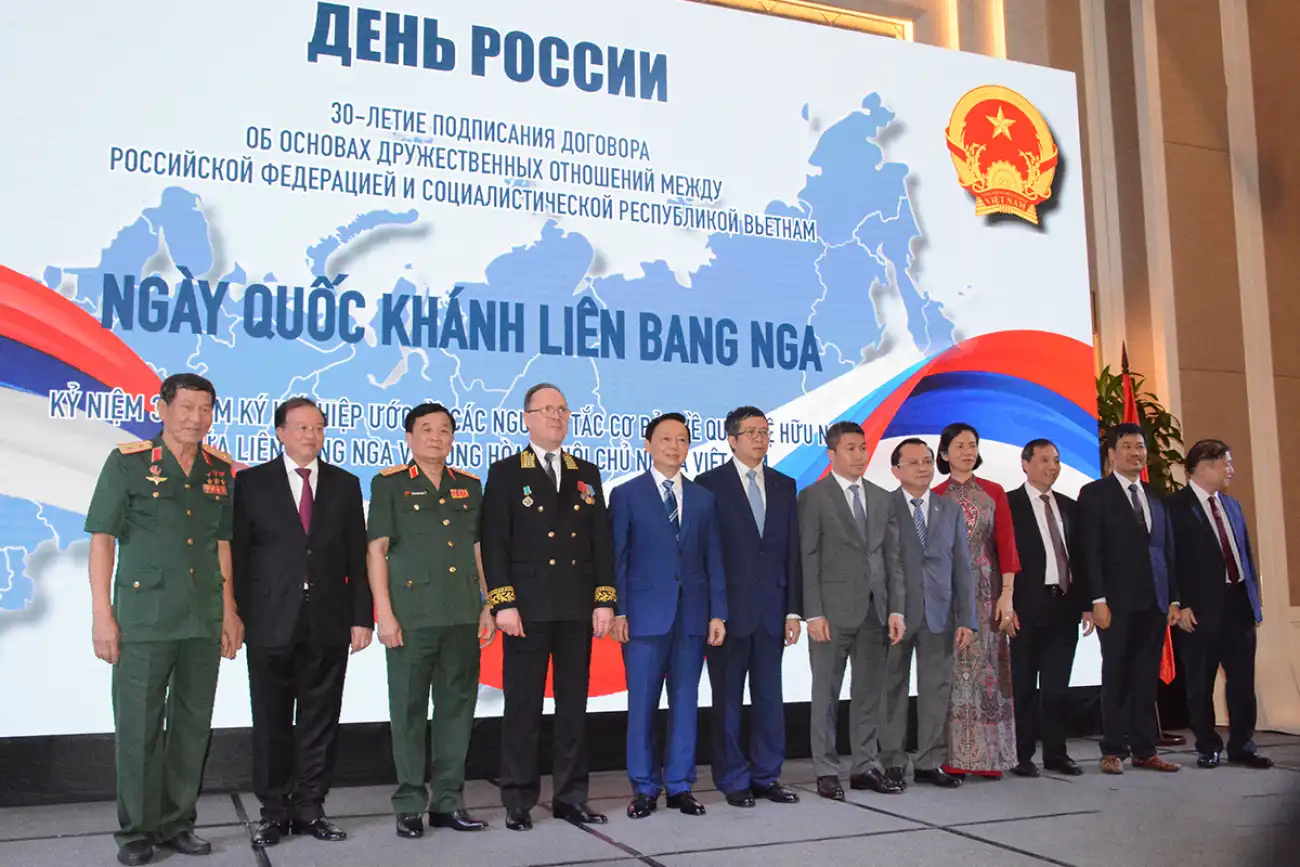 chieu dai trong the nhan ky niem 34 nam quoc khanh lien bang nga
