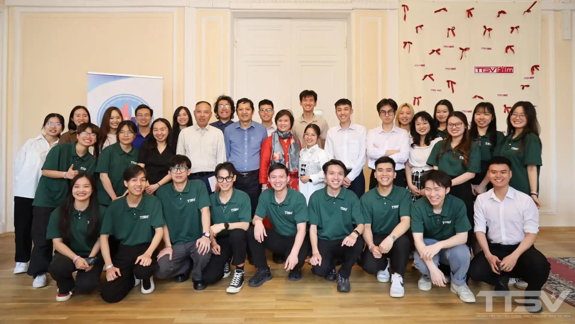 Du học sinh Việt Nam học tập kinh nghiệm dịch thuật từ dịch giả 2 du hoc sinh viet nam hoc tap kinh nghiem dich thuat tu dich gia