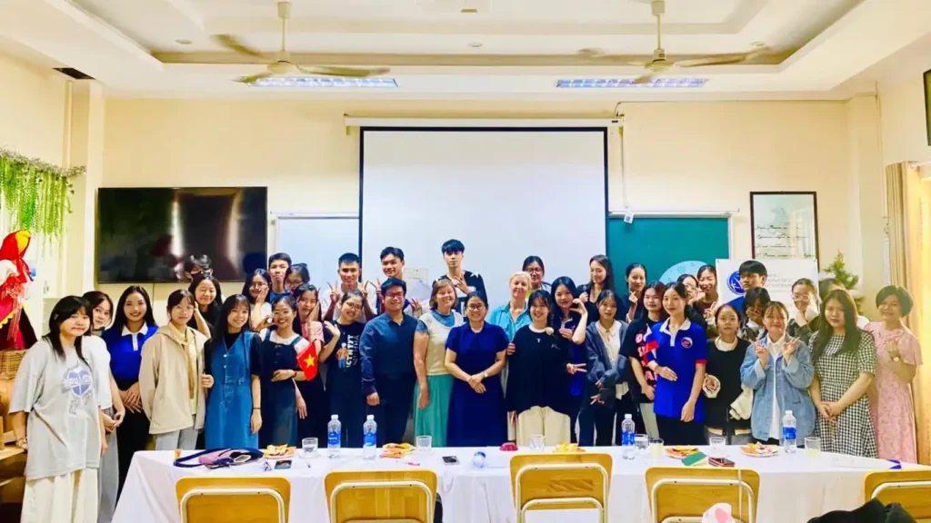 Sinh viên Đại học Ngoại Ngữ Đà Nẵng thi đọc thơ mừng 225 ngày sinh Puskin 1 sinh vien dai hoc ngoai ngu da nang thi doc tho mung 225 ngay sinh puskin