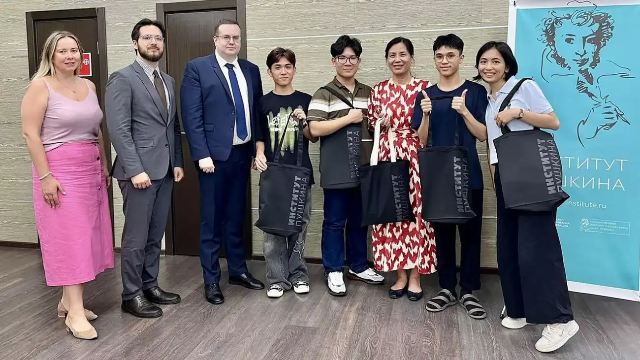 Học sinh Việt Nam được Thứ trưởng Nga dẫn đi tham quan bảo tàng 2 hoc sinh viet nam duoc thu truong nga dan di tham quan bao tang 1