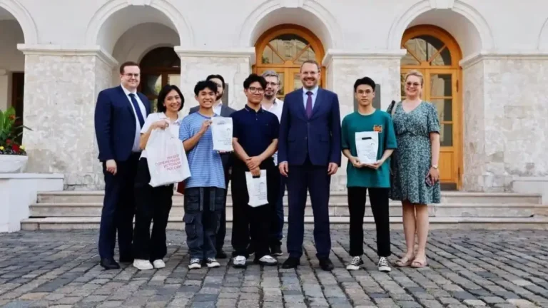 Học sinh Việt Nam được Thứ trưởng Nga dẫn đi tham quan bảo tàng 12 hoc sinh viet nam duoc thu truong nga dan di tham quan bao tang 2