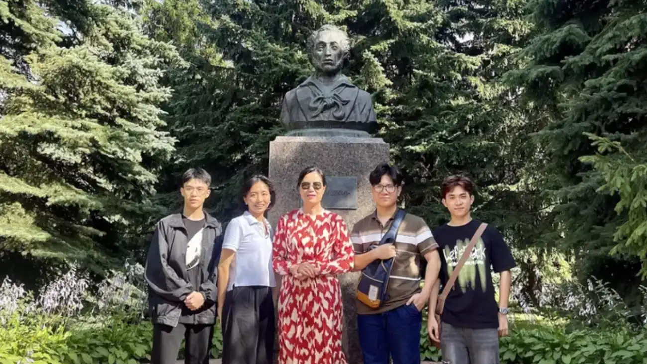 Học sinh Việt Nam được Thứ trưởng Nga dẫn đi tham quan bảo tàng 4 hoc sinh viet nam duoc thu truong nga dan di tham quan bao tang 3