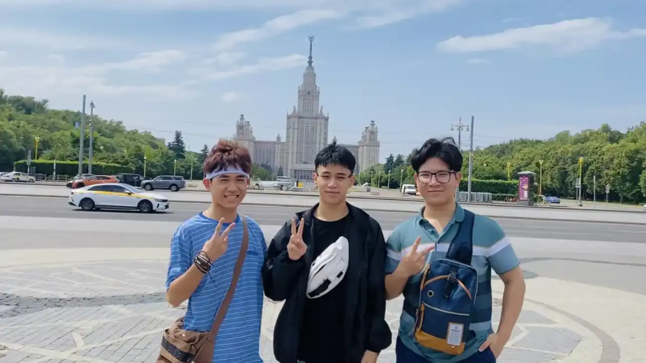 Học sinh Việt Nam được Thứ trưởng Nga dẫn đi tham quan bảo tàng 5 hoc sinh viet nam duoc thu truong nga dan di tham quan bao tang 4