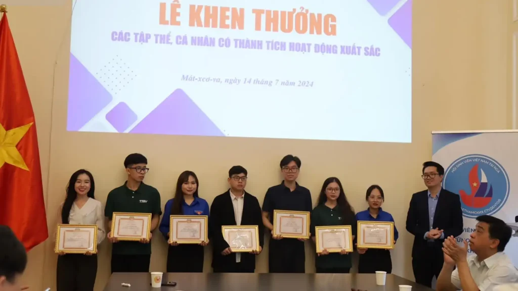Lễ khen thưởng các tập thể và cá nhân xuất sắc trong công tác Đoàn-Hội 1 le khen thuong cac tap the va ca nhan xuat sac trong cong tac doan hoi