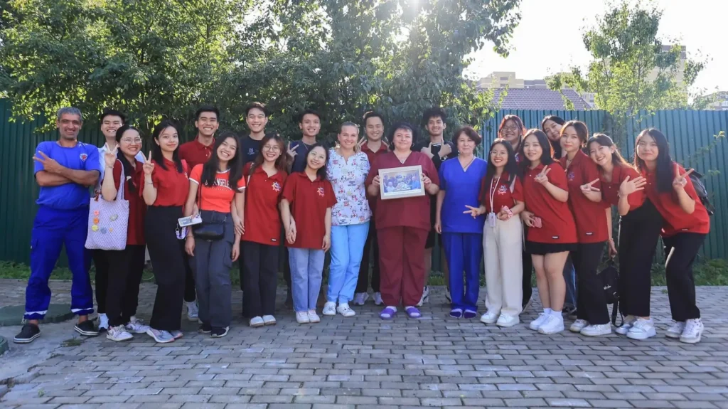 Vòng tay Việt Nga mang yêu thương đến viện dưỡng lão Geranika 1 vong tay viet nga mang yeu thuong den vien duong lao geranika