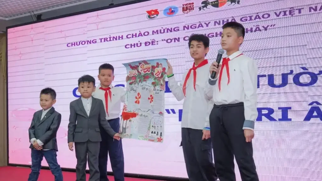 con em nguoi viet chao mung ngay nha giao viet nam 20 11 o moscow