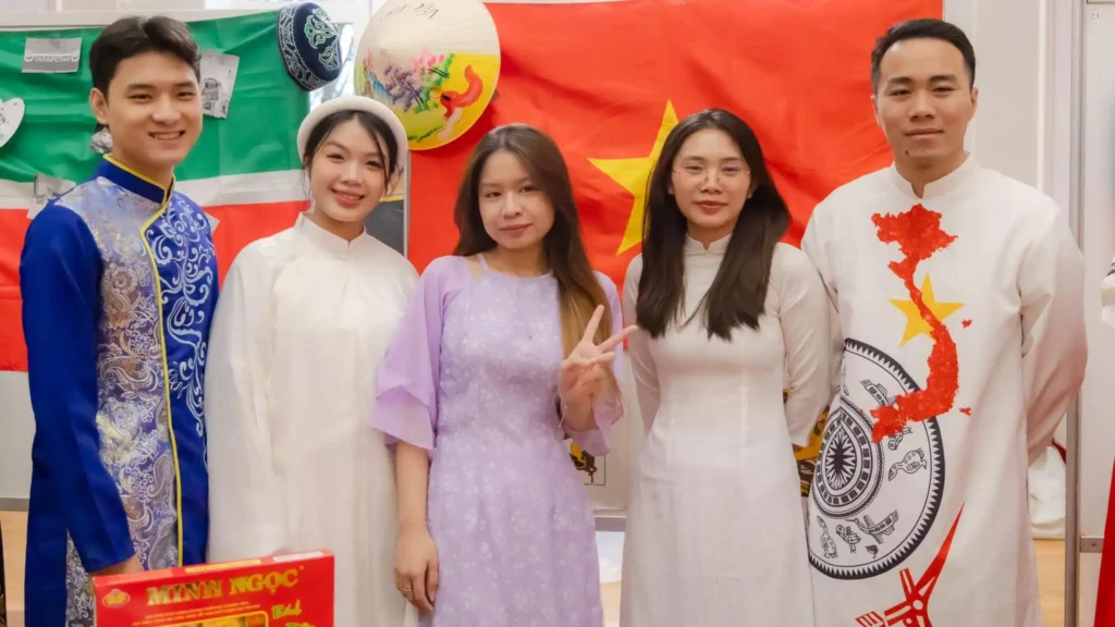 Ngày hội văn hóa và ẩm thực quốc tế tại Đại học Kỹ thuật Điện LETI 2024 1 ngay hoi van hoa va am thuc quoc te tai dai hoc ky thuat dien leti 2024