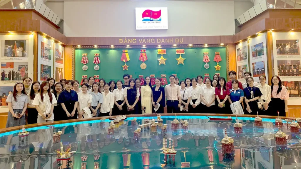 sinh vien khoa nga hcmue trai nghiem tai lien doanh vietsovpetro