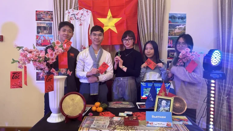 Sinh viên Việt nam tham dự triển lãm văn hóa quốc tế tại Đại học TUSUR 6 sinh vien viet nam tham du trien lam van hoa quoc te tai dai hoc tusur