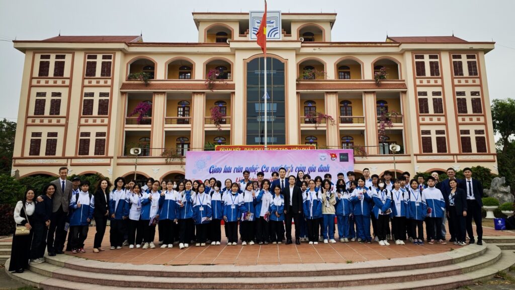 trien lam cac truong dai hoc nga tai thpt chuyen nguyen trai hai duong
